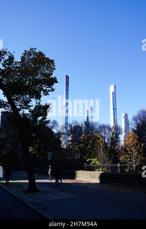 Milliardäre’ Row, luxuriöse Wolkenkratzer am Central Park South in New York. Die Bleistifttürme gehören zu den höchsten und teuersten Residenzen der Welt. Stockfoto