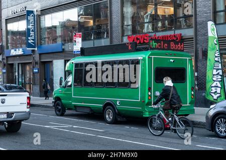 New York, NY - 23. November 2021: THC der grüne Lastwagen Uncle Budd als Marihuana-Verteilungszentrum wird in der Houston Street gesehen Stockfoto