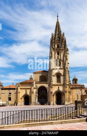 Kathedrale von Oviedo auf der Plaza Alfonso II Stockfoto