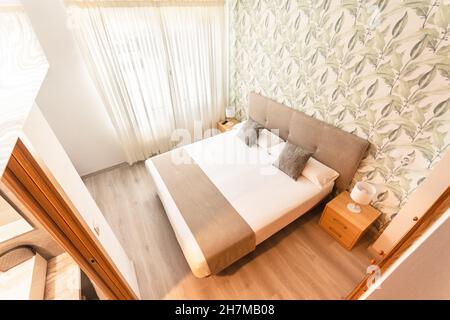 Blick auf das Schlafzimmer eines Hotels mit Tageslicht Stockfoto