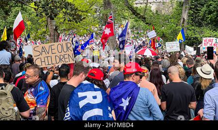 Melbourne, Victoria Australien - 20 2021. November: Flagstaff Gardens Park Tausende von friedlichen Demonstranten kämpfen für die Freiheit und töten die Stockfoto