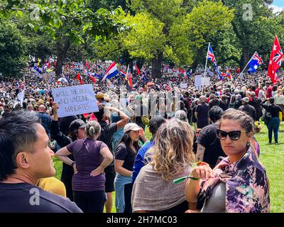 Melbourne, Victoria Australien - 20 2021. November: Flagstaff Gardens Park Tausende von friedlichen Demonstranten kämpfen für die Freiheit und töten die Stockfoto