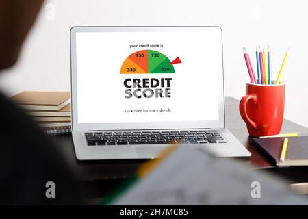 Kredit-SCORE (Geschäftsmann Überprüfung Credit Score Online und Financial Payment Rating Budget Geld) Stockfoto