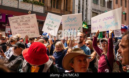 Melbourne, Victoria Australien - 20 2021. November: Menschen halten friedliche Protestschilder auf der Bourke Street beim Freedom March hoch und töten den Gesetzentwurf friedlich Stockfoto
