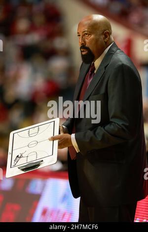 BLOOMINGTON, UNITED STATES - 2021/11/23: Der Basketballtrainer der Indiana University, Mike Woodson, trainiert während eines NCAA-Basketballspiels am 23. November 2021 in Bloomington, Ind. IU, schlug Jackson State 70-35 Stockfoto