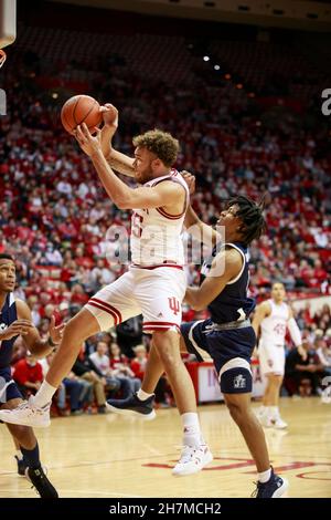 BLOOMINGTON, UNITED STATES - 2021/11/23: Indiana Hoosiers Wache Parker Stewart (45) spielt gegen Jackson State während eines NCAA Basketballspiels am 23. November 2021 in Bloomington, Ind. IU schlug Jackson State 70-35. Stockfoto