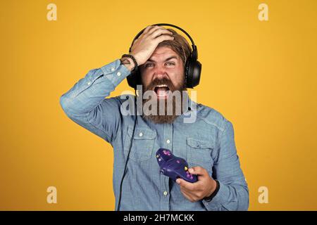 oh nein. Konsole Controller Joystick. Gaming in Kopfhörern. Reifen Mann Gamer spielen Computerspiele. Kerl mit Bart spielen Videospiele. Brutal kaukasischen Hallo Stockfoto