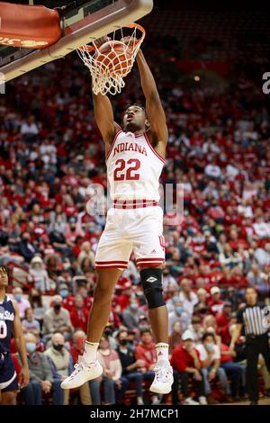 BLOOMINGTON, UNITED STATES - 2021/11/23: Indiana Hoosiers forward Jordan Geronimo (22) dunks gegen Jackson State während eines NCAA-Basketballspiels am 23. November 2021 in Bloomington, Ind. IU schlug Jackson State 70-35. Stockfoto