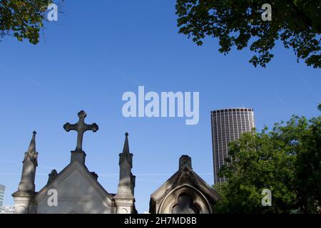 Cemetary Cimetiere du Montparnasse in Paris Frankreich (die Tour montpanasse im Hintergrund) Stockfoto