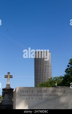 Cemetary Cimetiere du Montparnasse in Paris Frankreich (die Tour montpanasse im Hintergrund) Stockfoto