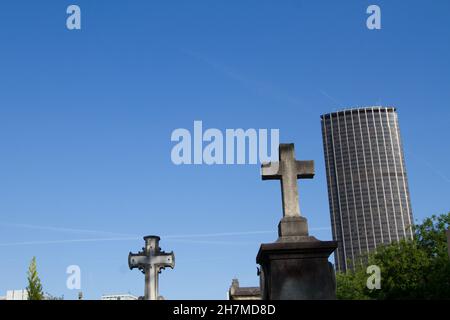 Cemetary Cimetiere du Montparnasse in Paris Frankreich (die Tour montpanasse im Hintergrund) Stockfoto