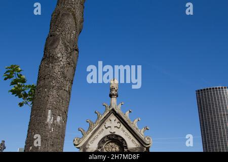 Cemetary Cimetiere du Montparnasse in Paris Frankreich (die Tour montpanasse im Hintergrund) Stockfoto