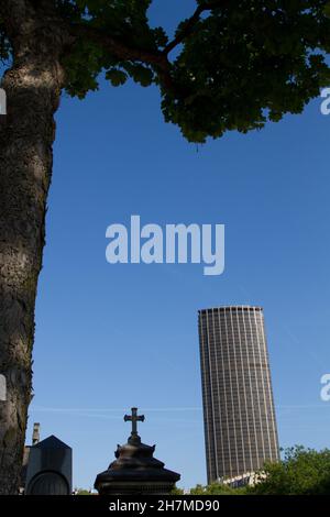 Cemetary Cimetiere du Montparnasse in Paris Frankreich (die Tour montpanasse im Hintergrund) Stockfoto