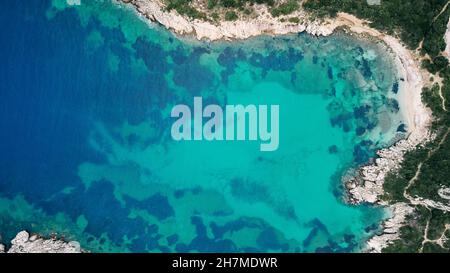 Luftaufnahme des Strandes von Porto Timoni und der Piratenbucht auf der griechischen Insel Korfu Stockfoto