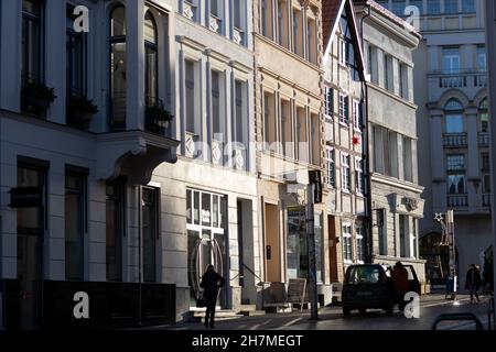 Schwerin, Deutschland. 23rd. November 2021. Wohn- und Geschäftshäuser sind in der Schlossstraße zu sehen. Quelle: Jens Büttner/dpa-Zentralbild/ZB/dpa/Alamy Live News Stockfoto