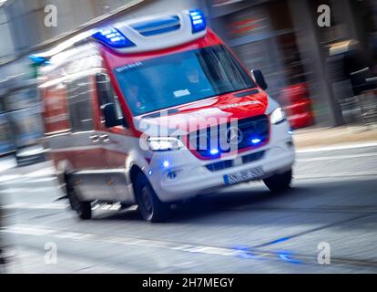 Schwerin, Deutschland. 23rd. November 2021. Mit blauen Lichtern fährt ein Feuerwehrwagen in Richtung Krankenhaus. Quelle: Jens Büttner/dpa-Zentralbild/ZB/dpa/Alamy Live News Stockfoto