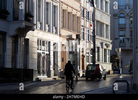 Schwerin, Deutschland. 23rd. November 2021. Wohn- und Geschäftshäuser sind in der Schlossstraße zu sehen. Quelle: Jens Büttner/dpa-Zentralbild/ZB/dpa/Alamy Live News Stockfoto