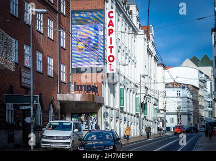 Schwerin, Deutschland. 23rd. November 2021. Wohn- und Geschäftshäuser sowie das Capitol-Kino sind in der Wismarschen Straße zu sehen. Quelle: Jens Büttner/dpa-Zentralbild/ZB/dpa/Alamy Live News Stockfoto