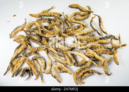 Gebratener und zerschlackter kleiner Vendace-Fisch (Coregonus albula) auf dem Hintergrund Stockfoto