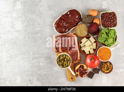 Eisenhaltige Lebensmittel, darunter Eier, Nüsse, Spinat, Bohnen, Tofu, Leber, Rindfleisch, Rote Beete, Muscheln, Und dunkle Schokolade. Stockfoto