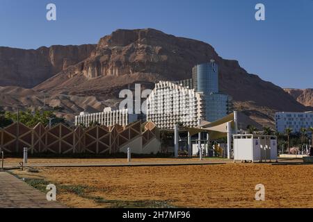 TOTES MEER, ISRAEL - 05. Nov 2021: Hotels und Resorts am Toten Meer in Israel, dem tiefsten Punkt der Erde, der auch an Jordanien grenzt Stockfoto