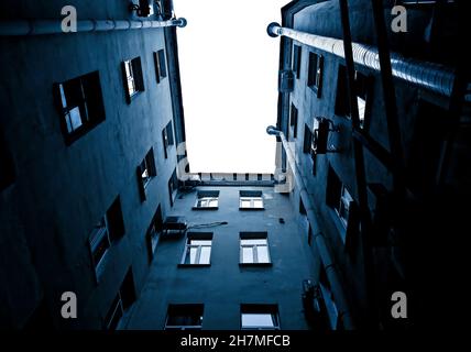 Getöntes Foto vom alten Gebäude Blick in den Himmel Stockfoto