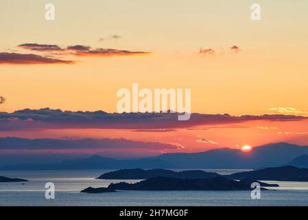 Sonnenuntergang auf einer griechischen Insel. Skopelos Stockfoto