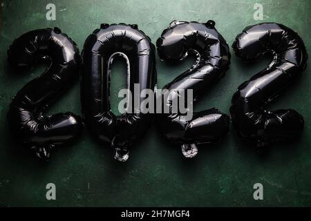 Folienballons Zahl 2022 mit realistischen festlichen Objekten. Glänzender Party-Hintergrund. Horizontales Banner Stockfoto