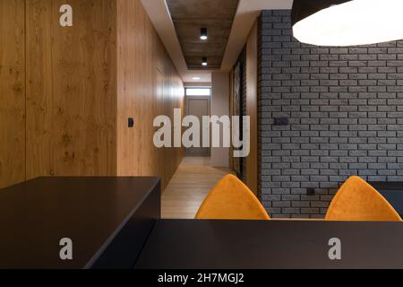 Tür und Eingangshalle der modernen Wohnung Stockfoto