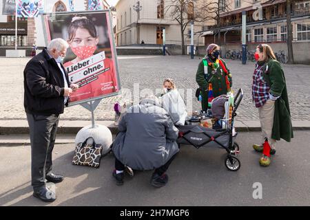 Basel, Schweiz - Februar 21. Eine Gruppe von Karnevalsfeiern, die zu ihrem Wagen tendieren Stockfoto