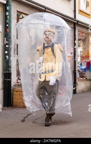 Basel, Schweiz - Februar 21. Ein einziger Karnevalsschwärmer in einem provisorischen Hazmat-Kostüm Stockfoto