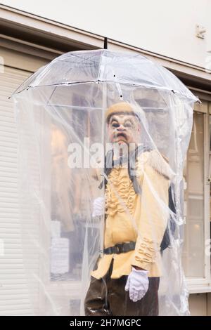 Basel, Schweiz - Februar 21. Ein einziger Karnevalsschwärmer in einem provisorischen Hazmat-Kostüm Stockfoto