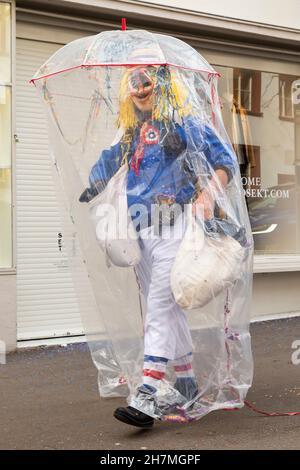 Basel, Schweiz - Februar 21. Ein einziger Karnevalsschwärmer in einem provisorischen Hazmat-Kostüm Stockfoto