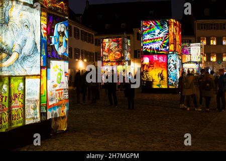 Basel, Schweiz - Februar 21. Cathedral Square mit beleuchteten Karneval Laterne Ausstellung Stockfoto