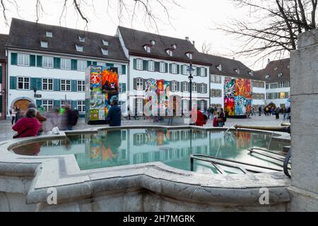 Basel, Schweiz - Februar 21. Cathedral Square mit Karneval Laterne Ausstellung Stockfoto