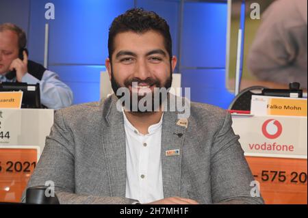 18. November 2021, Nordrhein-Westfalen, Hürth: Komiker Faisal Kawusi als Gast beim RTL-Telethon 26th helfen wir Kindern Foto: Horst Galuschka/dpa Stockfoto