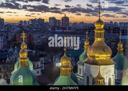 Blick auf die beleuchtete Sophienkathedrale mit wunderschönem Sonnenuntergangshimmel im Hintergrund, Kiew, Ukraine. Stockfoto