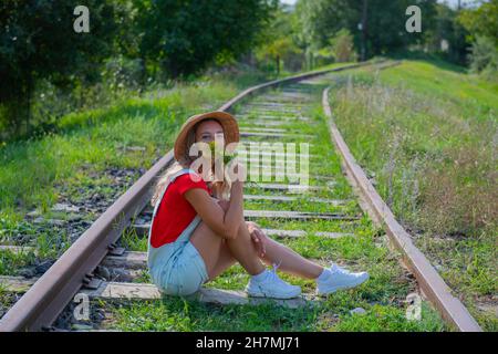 Fröhlicher Tourist winkt mit der Hand auf der Eisenbahn Stockfoto