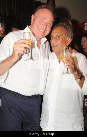 MARE 2009 - SARDINIEN - PORTO CERVO DISCOTECA MILLIARDÄR - PARTY ZUM 43RD. JAHRESTAG DER HOCHZEIT VON ENNIO DORIS UND SEINER FRAU LINA - BEI DER PARTY MIT EMILIO FEDE Stockfoto