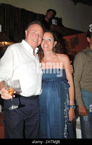 MARE 2009 - SARDINIEN - PORTO CERVO DISCOTECA MILLIARDÄR - PARTY ZUM 43RD. JAHRESTAG DER HOCHZEIT VON ENNIO DORIS UND SEINER FRAU LINA - AUF DER PARTY WARTET DIE TOCHTER LIEBLICH Stockfoto