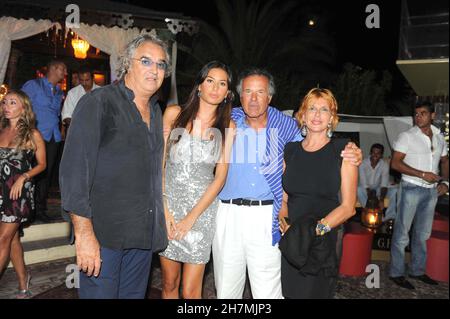 MARE 2009 - SARDINIEN - PORTO CERVO DISCOTECA MILLIARDÄR - PARTY ZUM 43RD. JAHRESTAG DER HOCHZEIT VON ENNIO DORIS UND SEINER FRAU LINA - AUF DER PARTY WIRD DIE TOCHTER SÜSS WARTEN - EINGELADEN FLAVIO BRIATORE - ELISABETTA GREGORACI - MIT GIULIANO ADREANI FRAU CIC Stockfoto