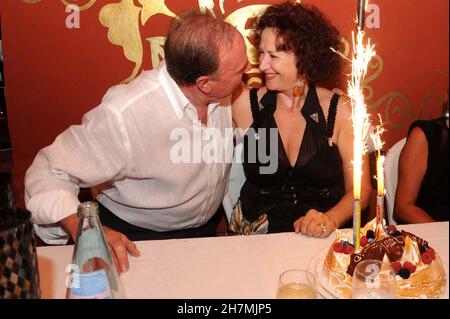 MARE 2009 - SARDINIEN - PORTO CERVO DISCOTECA MILLIARDÄR - PARTY ZUM 43RD. JAHRESTAG DER HOCHZEIT VON ENNIO DORIS UND SEINER FRAU LINA - - KUSS Stockfoto