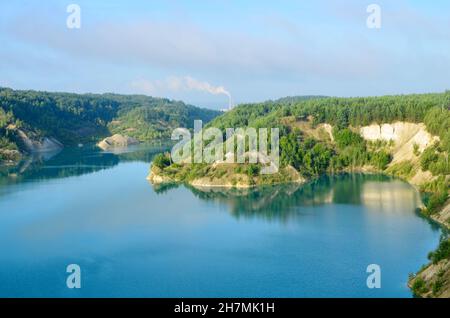 Der künstliche See wurde nach der Gewinnung von Kreide in einem Industriebruch im Dorf Krasnoselsky in Weißrussland gebildet. Türkisfarbener Hintergrund der Th Stockfoto