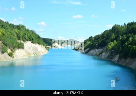 Der künstliche See wurde nach der Gewinnung von Kreide in einem Industriebruch im Dorf Krasnoselsky in Weißrussland gebildet. Türkisfarbener Hintergrund der Th Stockfoto