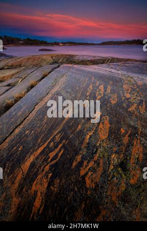 Wunderschöne Felsformationen und farbenprächtiger Himmel in der Dämmerung bei Oven, an der Küste des Oslofjord, Østfold, Norwegen, Skandinavien. Stockfoto