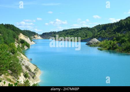 Der künstliche See wurde nach der Gewinnung von Kreide in einem Industriebruch im Dorf Krasnoselsky in Weißrussland gebildet. Türkisfarbener Hintergrund der Th Stockfoto