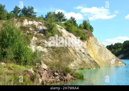 Der künstliche See wurde nach der Gewinnung von Kreide in einem Industriebruch im Dorf Krasnoselsky in Weißrussland gebildet. Türkisfarbener Hintergrund der Th Stockfoto