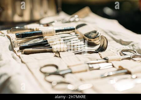 Alte Medizinische Und Chirurgische Instrumente. Viele Chirurgische Instrumente Für Die Chirurgie. Alte Verschiedene Metallische Medizinische Instrumente Objekte. Retro-Edelstahl-Op Stockfoto