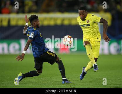 Pervis Estupinan von Villarreal (rechts) und Fred von Manchester United kämpfen während des UEFA Champions League-, Gruppen-F-Spiels im Estadio de la Ceramica in Villarreal, Spanien, um den Ball. Bilddatum: Dienstag, 23. November 2021. Siehe PA Story SOCCER man Utd. Bildnachweis sollte lauten: Isabel Infantes/PA Wire. EINSCHRÄNKUNGEN: Die Nutzung unterliegt Einschränkungen. Nur redaktionelle Verwendung, keine kommerzielle Nutzung ohne vorherige Zustimmung des Rechteinhabers. Stockfoto