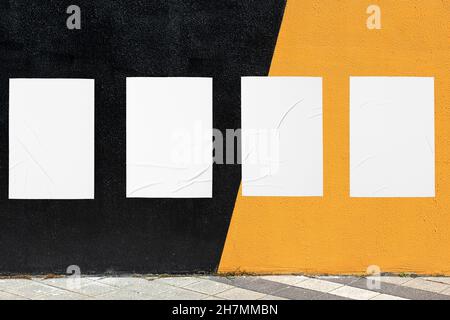 Geometrische Wand und vier weiß geklebte faltige Poster-Vorlagen Stockfoto